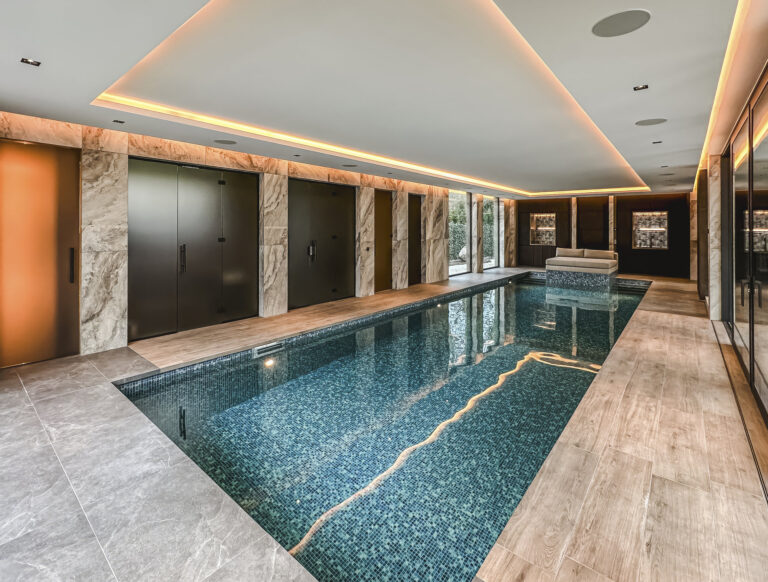 Binnenzwembad met luxe afwerking en sfeerverlichting