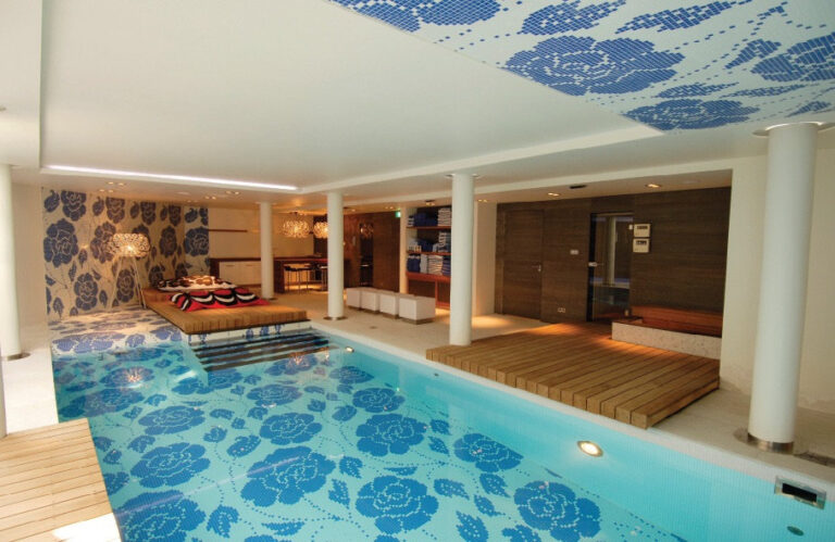 Binnenzwembad met decoratief plafond en luxe wellnessafwerking