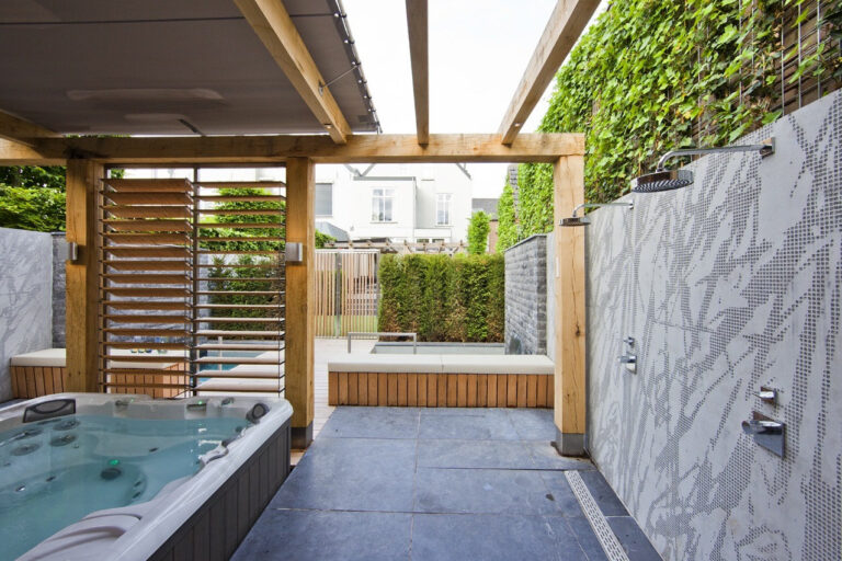 Jacuzzi in luxe buitenruimte met natuursteen en hout