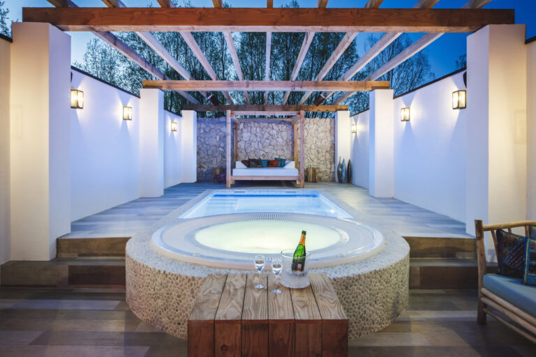 Jacuzzi onder overkapping bij luxe wellness project