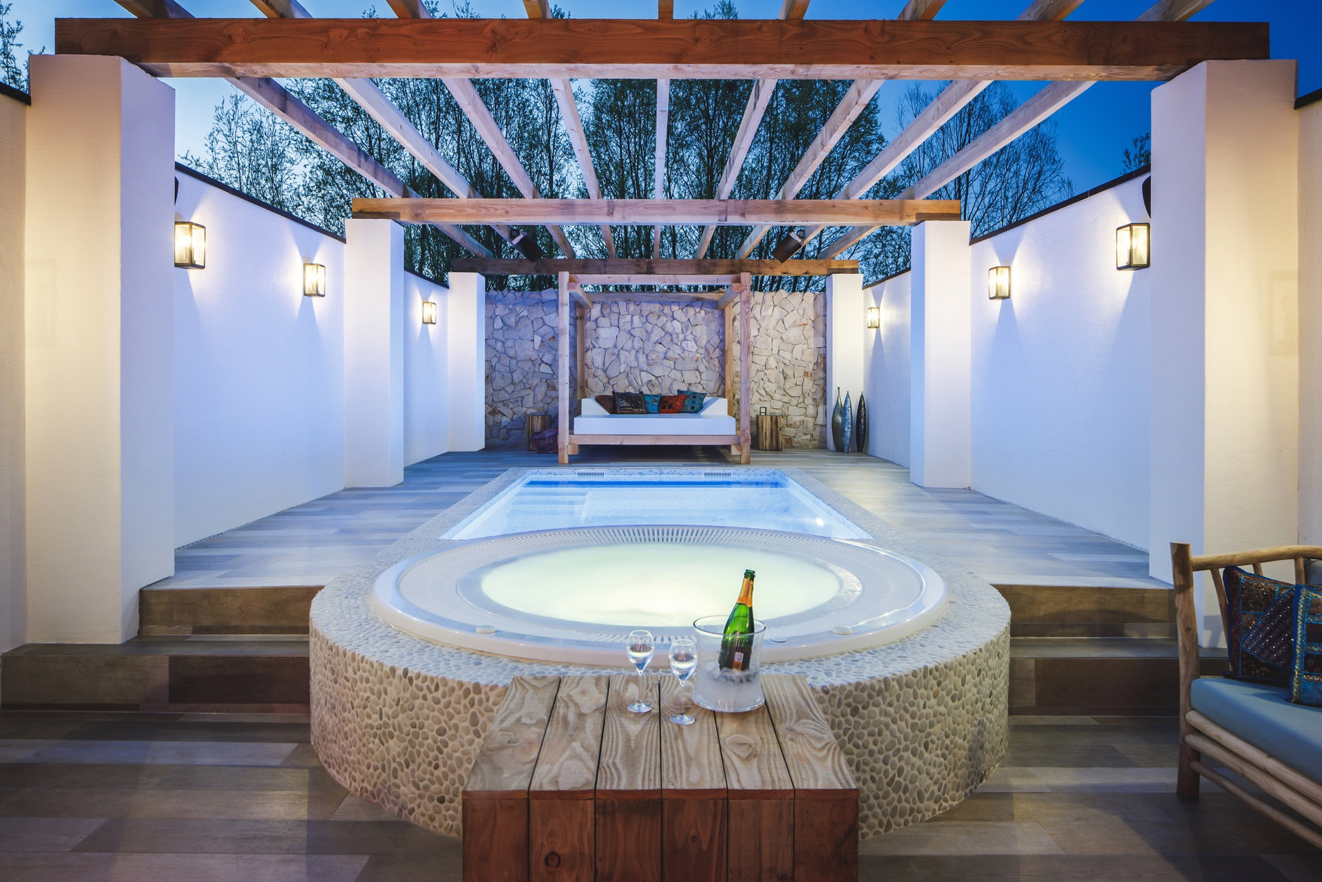 Jacuzzi onder overkapping bij luxe wellness project