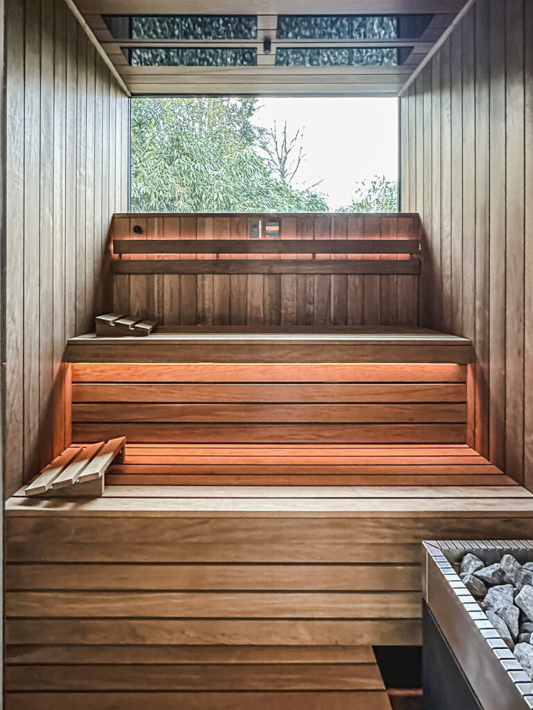 Houten sauna binnen luxe wellness project