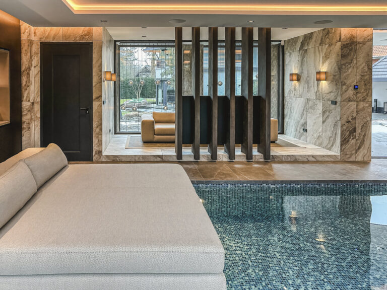 Luxe wellnessruimte met zwembad en loungegedeelte