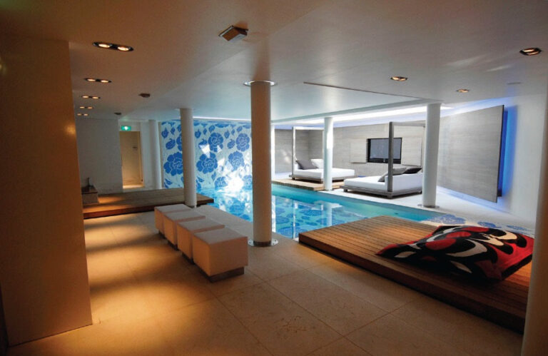 Luxe zwembadruimte met loungegedeelte en modern interieur