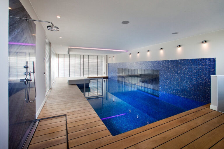 Zwembad in luxe vakantiewoning met houten vlonder