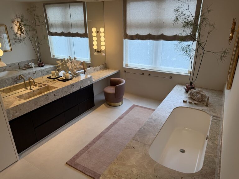 Luxe badkamer met vrijstaand bad en maatwerk wastafelmeubel
