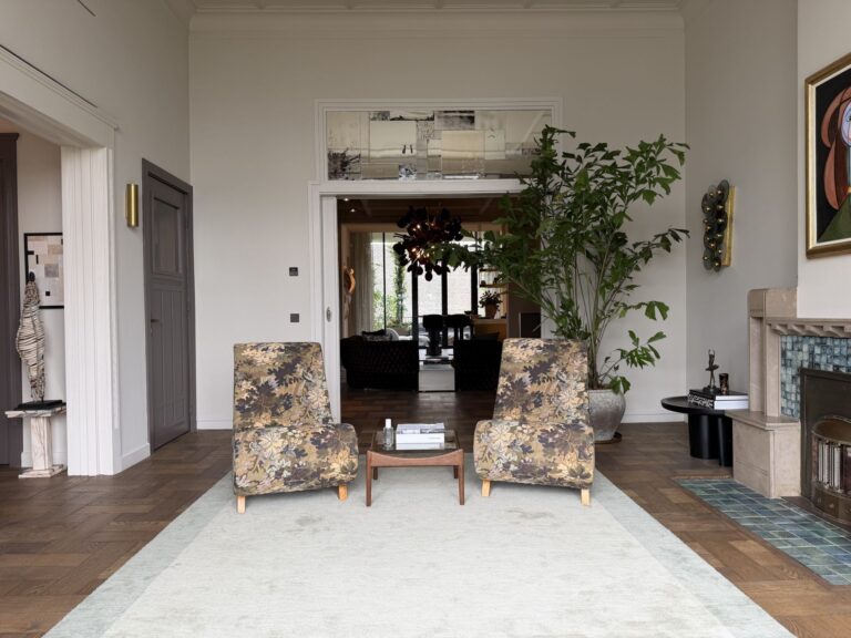 Lichte eetkamer met eettafel, kunst en groene planten
