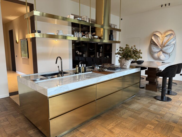 Luxe woonkeuken met kookeiland en maatwerk interieur